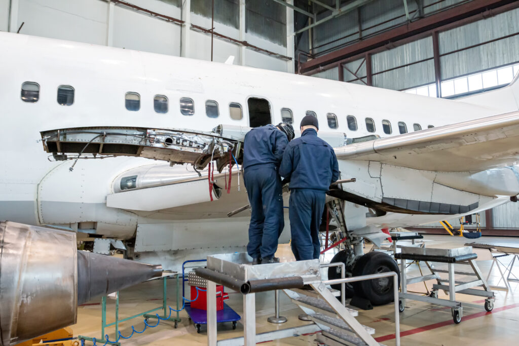 Técnicos A&P trabajando en mantenimiento aeronáutico comerciales